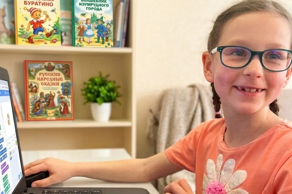 Ученица за ноутбуком на онлайн-занятии по Scratch
